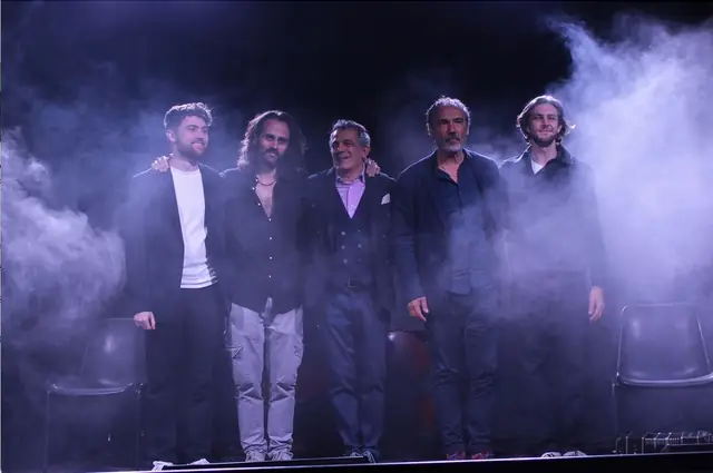 Saluti finali sul palco insieme ai musicisti ospiti