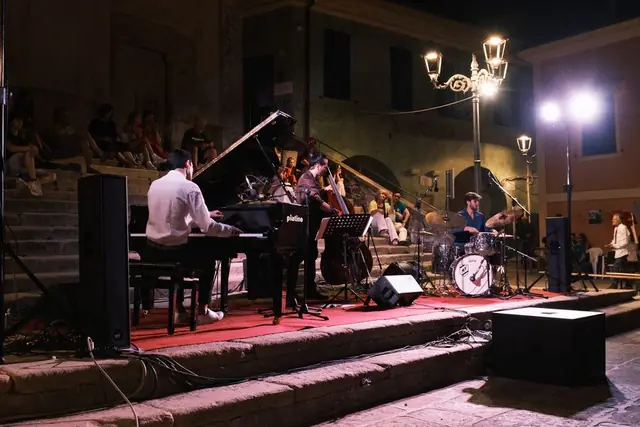 Concerto serale in piazza davanti al municipio