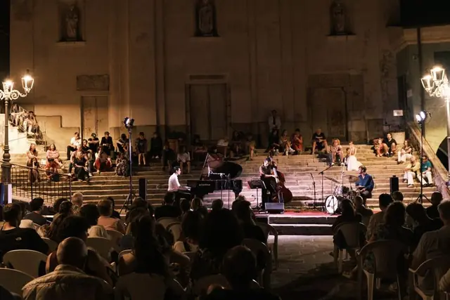 Il trio sul sagrato di una chiesa con il pubblico sulle gradinate