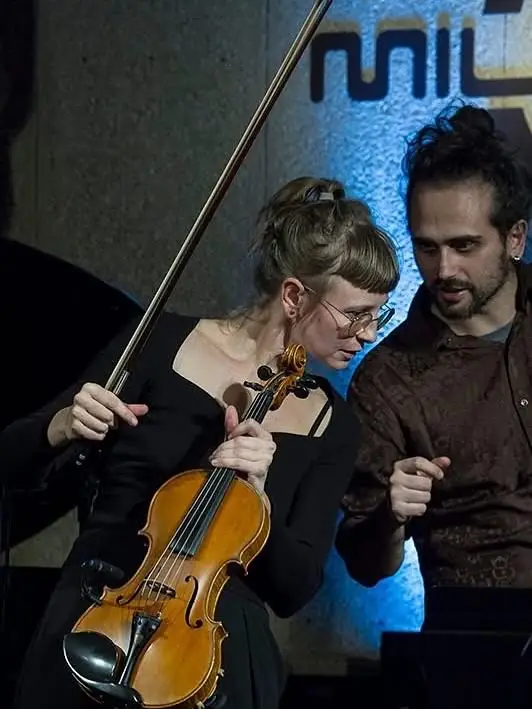 Il violino ospite accanto al contrabbasso durante il concerto