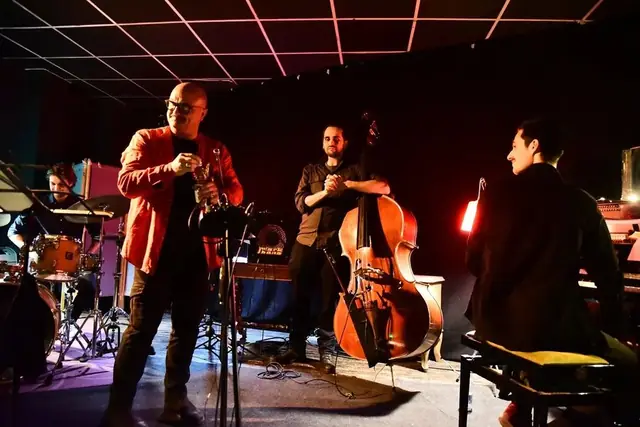 La tromba ospite presenta il brano insieme al trio