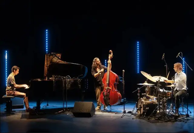 Il trio su un palco teatrale