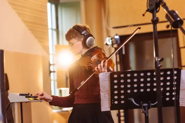 Anaïs Drago al violino durante le registrazioni