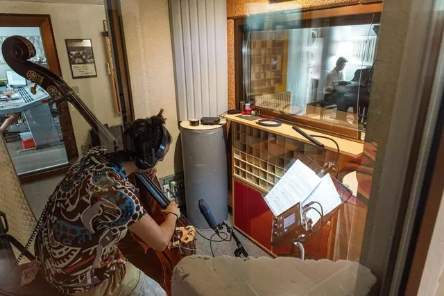 Viden Spassov nella cabina di ripresa, con la partitura sul leggio