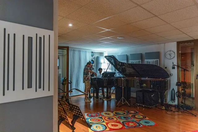 La sala di ripresa con il pianoforte a coda, tra una registrazione e l’altra